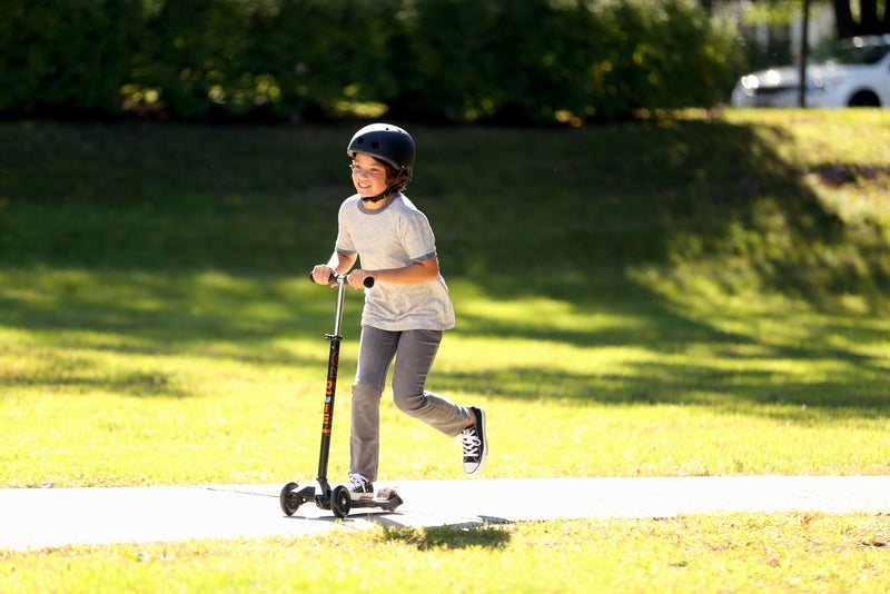 Maxi Micro Deluxe - Black - 3-Wheeled Scooter for Kids, Ages 5-12