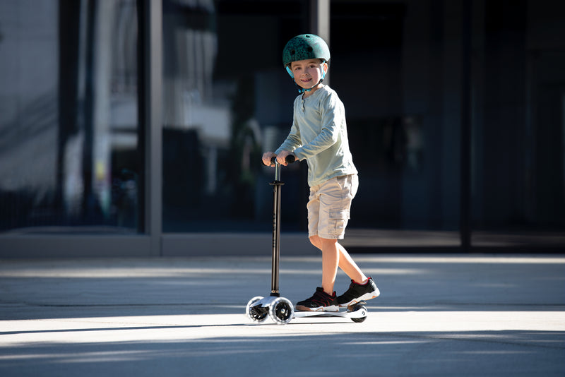 Maxi Micro Deluxe Flux LED - Neochrome Black - 3-Wheeled Scooter for Kids, Ages 5-12