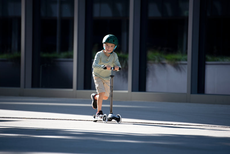 Maxi Micro Deluxe Flux LED - Neochrome Black - 3-Wheeled Scooter for Kids, Ages 5-12