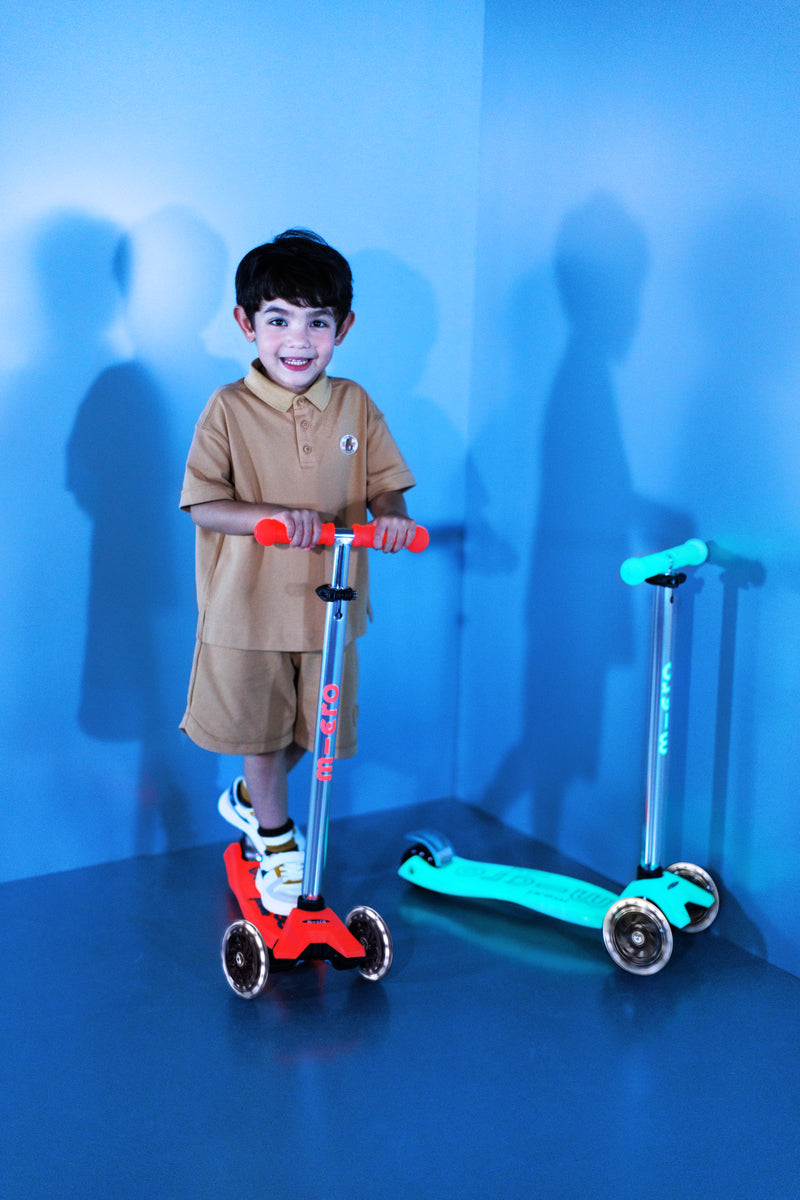 Maxi Micro Deluxe Glow - LED Wheels - Jelly Green - 3-Wheeled Scooter for Kids, Ages 5-12