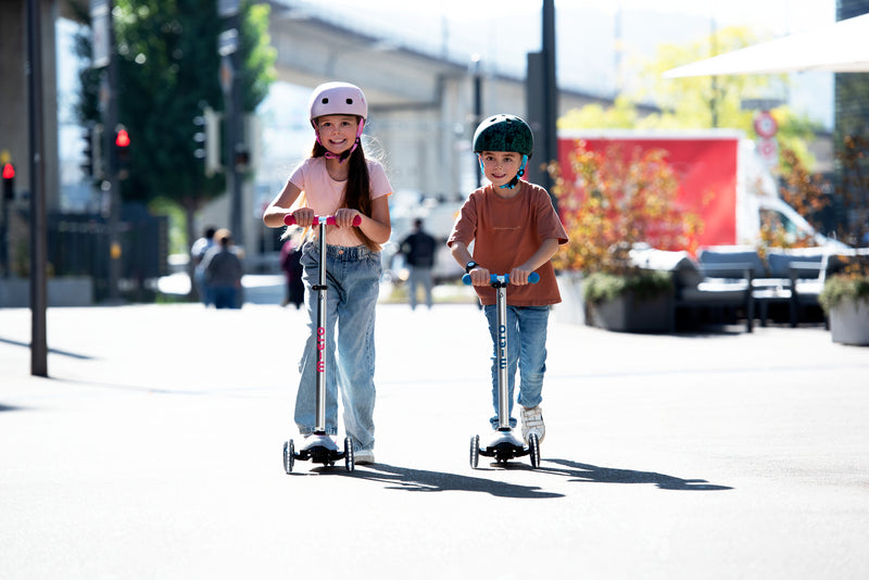 Maxi Micro Deluxe Flux LED - Pink- 3-Wheeled Scooter for Kids, Ages 5-12